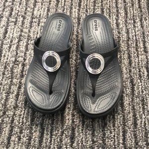 Crocs Sanrah Beveled Circle Wedge Sandal